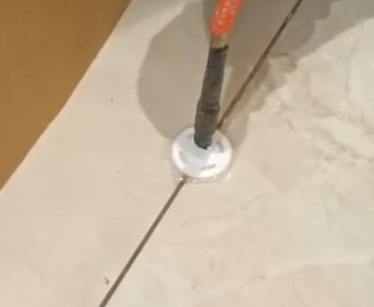 甘南瓷砖空鼓维修公司专业解答瓷砖在铺贴过程中，如果没有涂抹均匀到位的粘结材料（如水泥砂浆或瓷砖胶），可能会导致以下问题